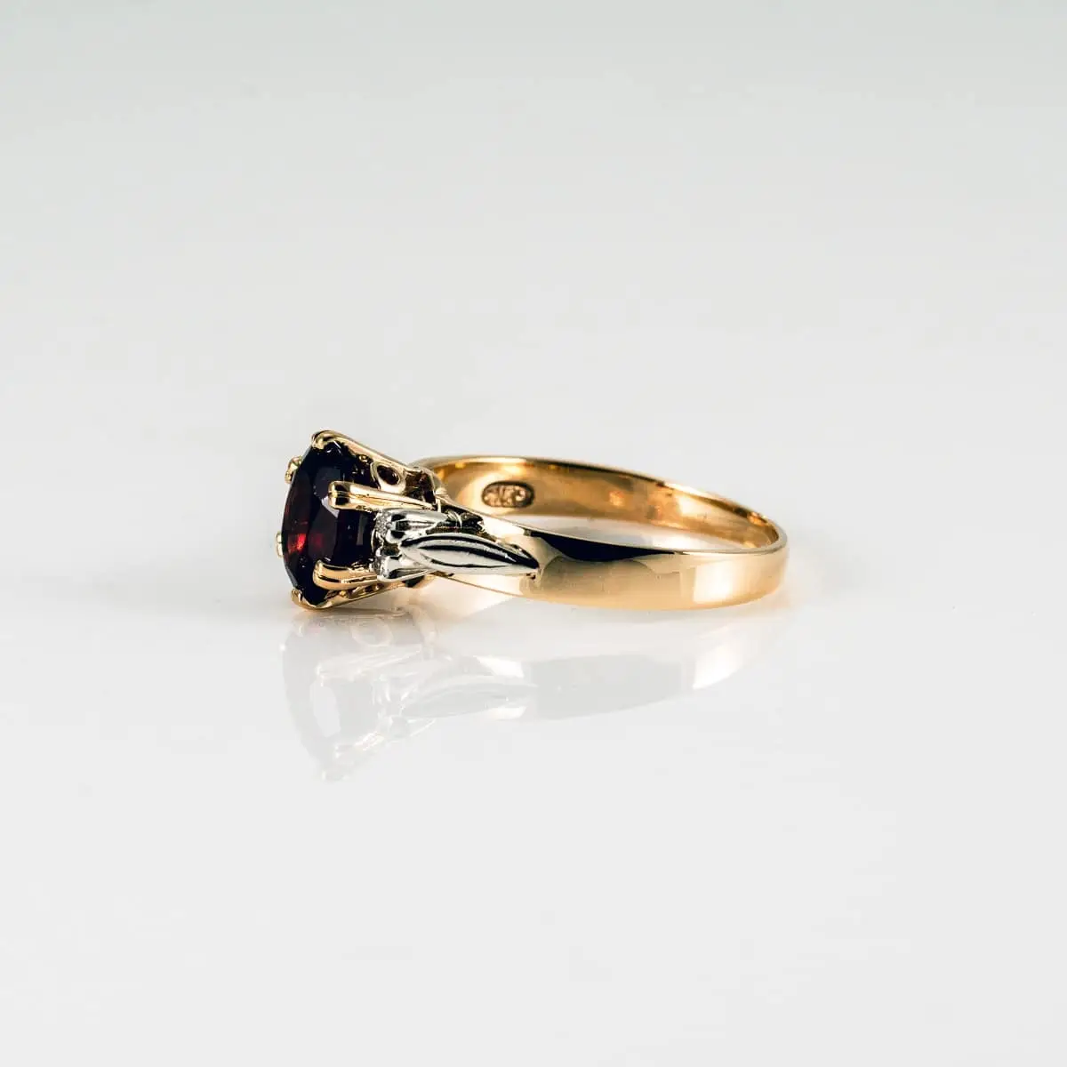Restored garnet ring in profile after the repair